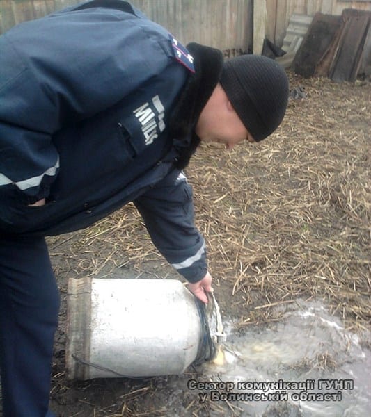 Поліція на Ковельщині вилила 30 літрів «закваски» (ФОТО)