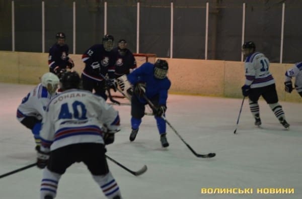 Ковельські хокеїсти позмагалися з рівнянами в Луцьку (ФОТО)